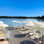 מלון Plava Laguna 4*